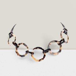 NATURAL HOOP NECKLACE WITH GOLD STUD EARRINGS